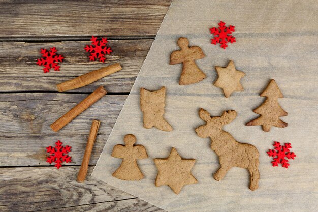 Foto vista de alto ángulo de las decoraciones navideñas con galletas y canela en una mesa de madera