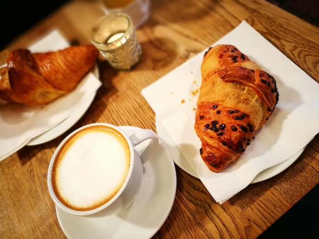 Foto vista de alto ángulo del desayuno en la mesa