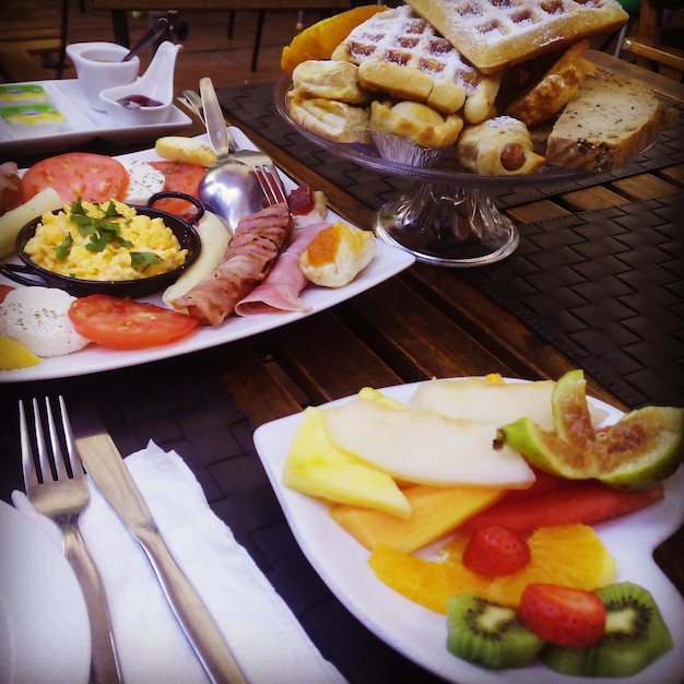 Vista de alto ángulo del desayuno en la mesa