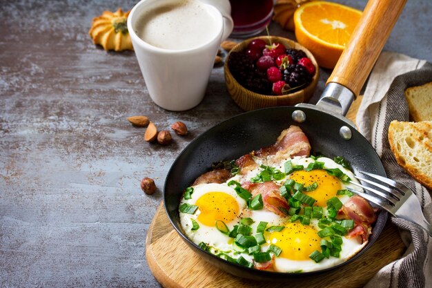 Foto vista de alto ángulo del desayuno en la mesa