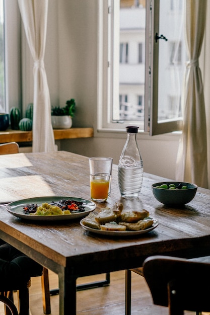 Vista de alto ángulo del desayuno servido en la mesa en casa