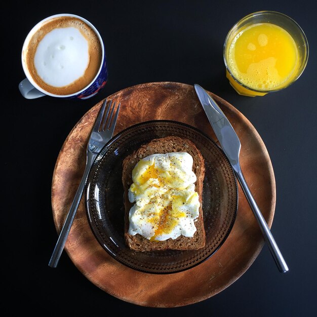 Foto vista de alto ángulo del desayuno servido en la mesa