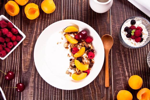 Foto vista de alto ángulo del desayuno servido en la mesa