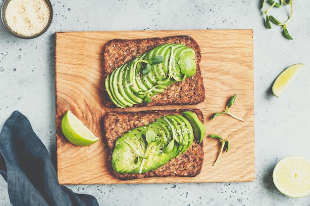 Foto vista de alto ángulo del desayuno servido en la mesa