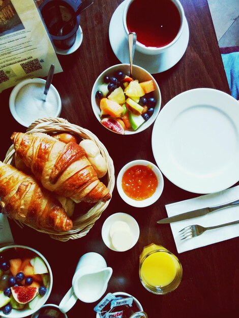 Foto vista de alto ángulo del desayuno servido en la mesa