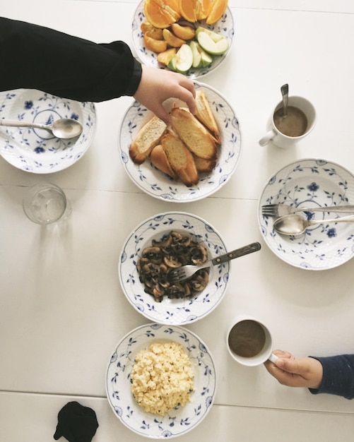 Foto vista de alto ángulo del desayuno servido en la mesa