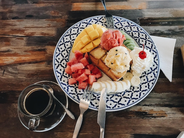 Foto vista de alto ángulo del desayuno servido en la mesa