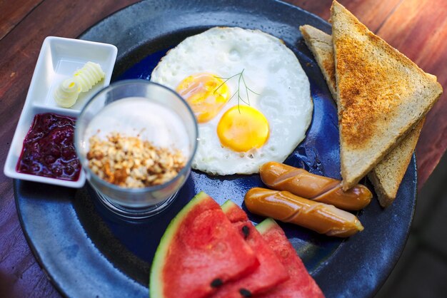 Foto vista de alto ángulo del desayuno servido en la mesa