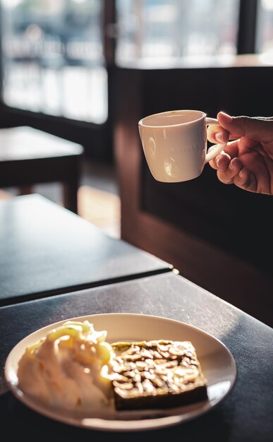 Foto vista de alto ángulo del desayuno servido en la mesa