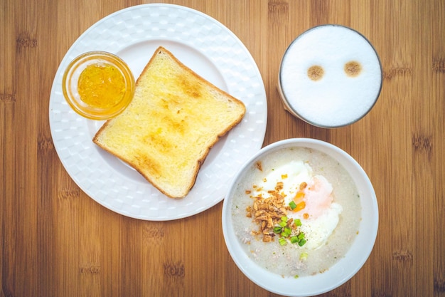 Foto vista de alto ángulo del desayuno servido en la mesa