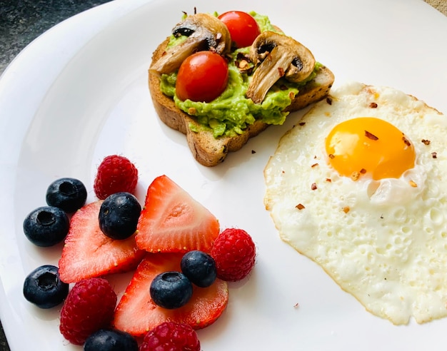 Foto vista de alto ángulo del desayuno servido en un plato