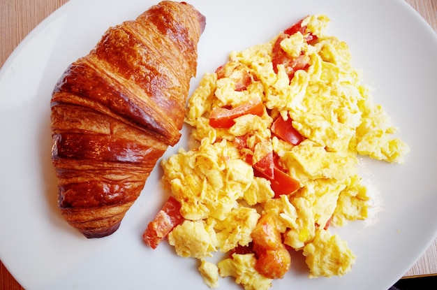 Vista de alto ángulo del desayuno servido en un plato