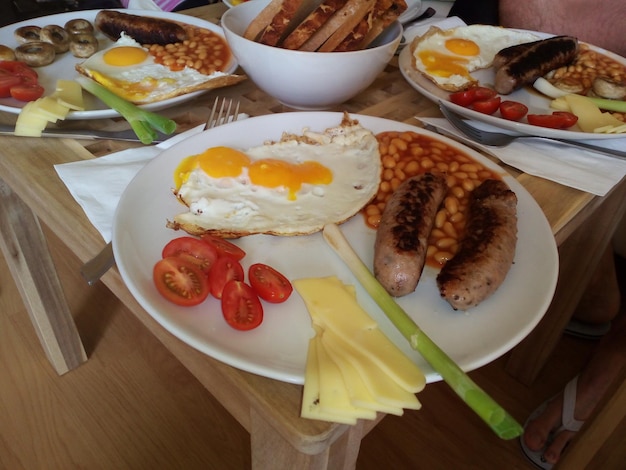 Foto vista de alto ángulo del desayuno servido en platos en la mesa