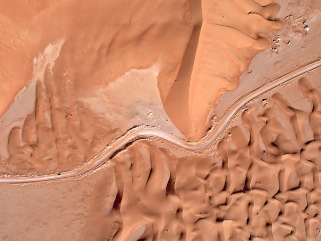 Vista de alto ángulo del desierto durante un día soleado
