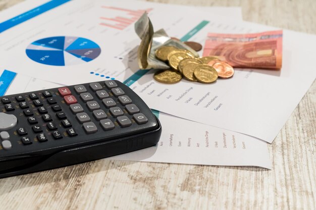 Foto vista de alto ángulo del dinero con calculadora y documentos en la mesa