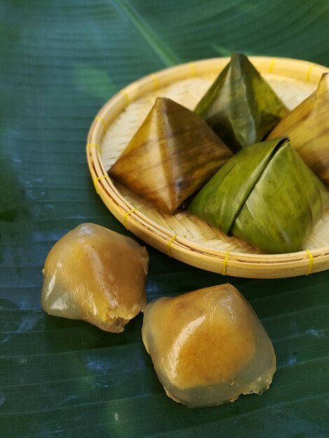 Foto vista de alto ángulo de dulces tailandeses en una bandeja de bambú