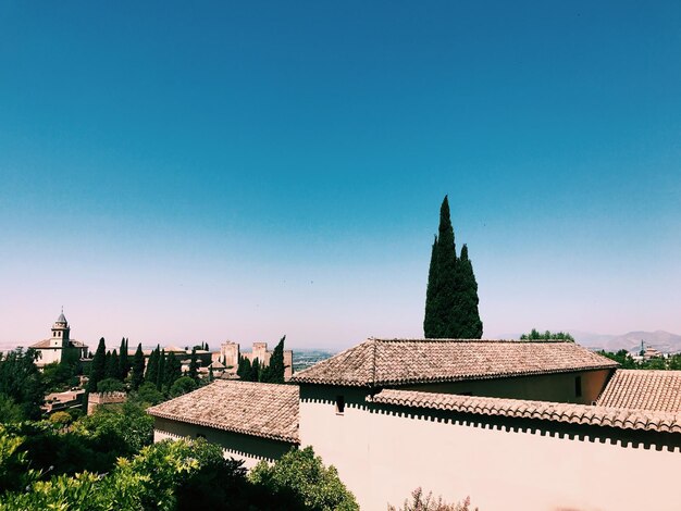 Vista de alto ángulo del edificio contra el cielo azul