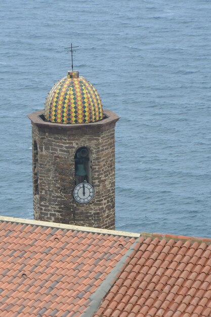 Vista de alto ángulo del edificio por el mar contra el cielo