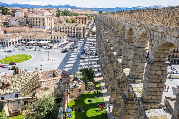 Vista de alto ángulo de edificios y árboles contra el cielo