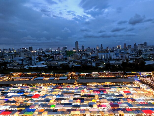 Vista de alto ángulo de los edificios de la ciudad contra el cielo