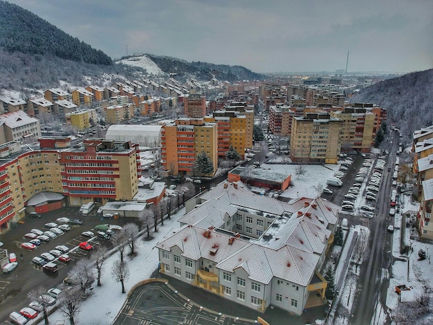 Foto vista de alto ángulo de los edificios de la ciudad durante el invierno