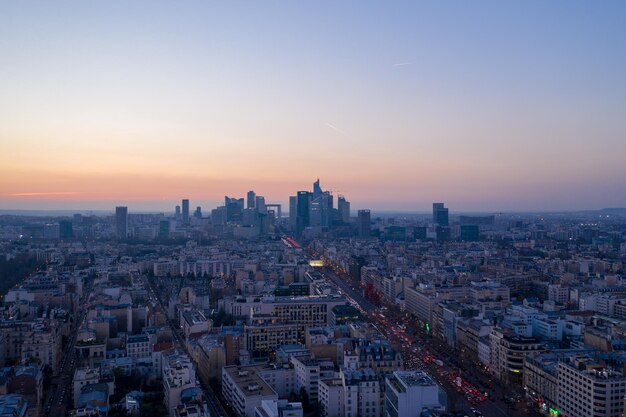 Vista de alto ángulo de los edificios de la ciudad durante la puesta de sol