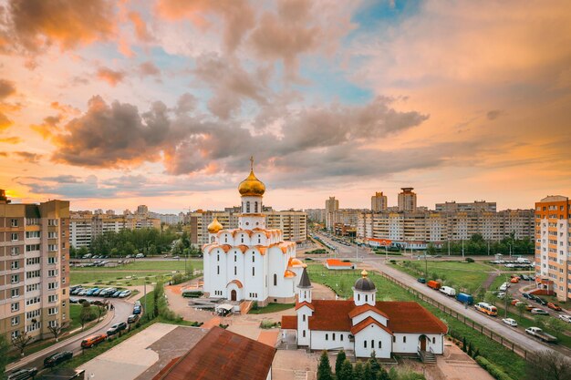 Foto vista de alto ángulo de los edificios contra el cielo nublado