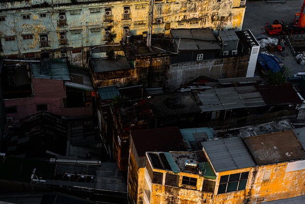 Foto vista en alto ángulo de edificios iluminados al atardecer