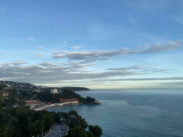 Foto vista en alto ángulo de los edificios desde el mar contra el cielo