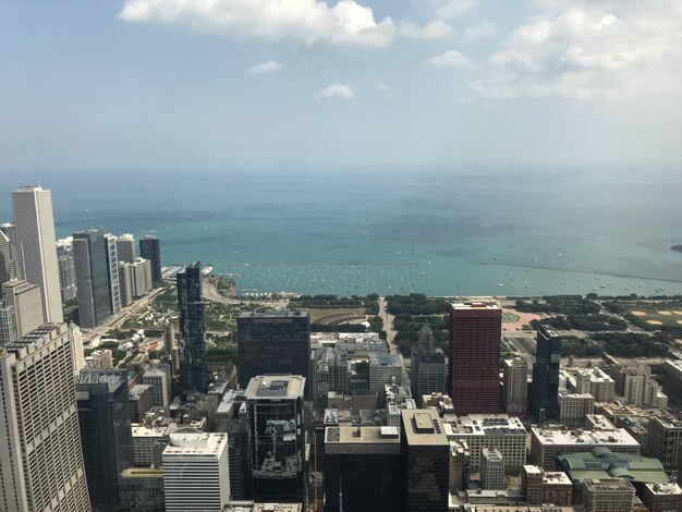 Foto vista en alto ángulo de los edificios desde el mar contra el cielo