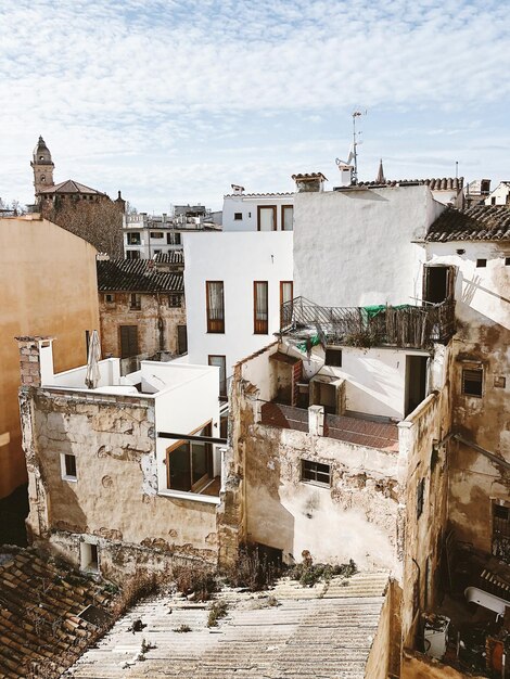 Vista de alto ángulo de los edificios residenciales contra el cielo