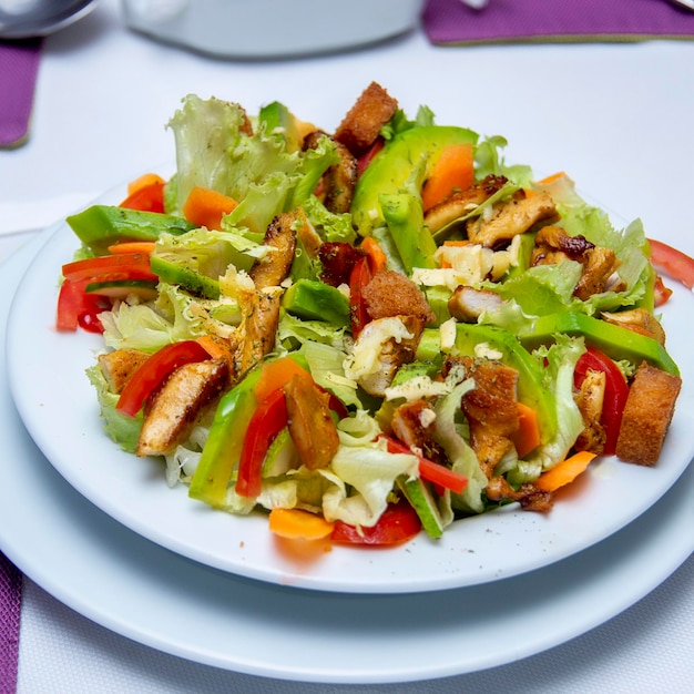 Vista de alto ángulo de la ensalada servida en el plato