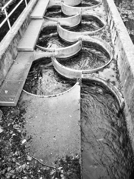 Foto vista en alto ángulo del equipo para eliminar los residuos del agua que sale de los estanques