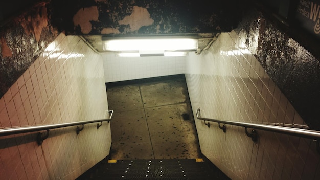 Foto vista de alto ángulo de la escalera iluminada vacía del metro