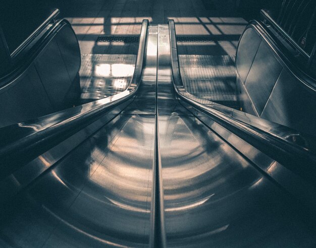 Foto vista de alto ángulo de la escalera mecánica en el edificio