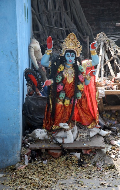 Vista de alto ángulo de la escultura de la diosa Durga por la pared