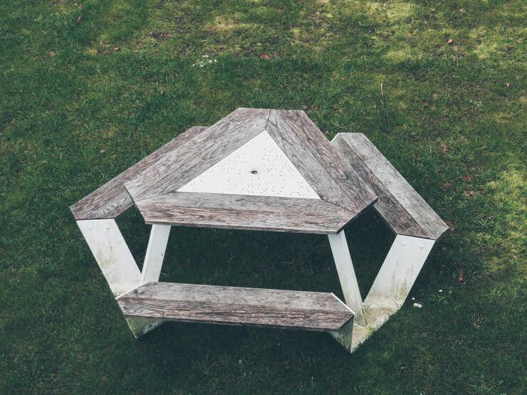 Foto vista de alto ángulo de la estructura de madera en el campo