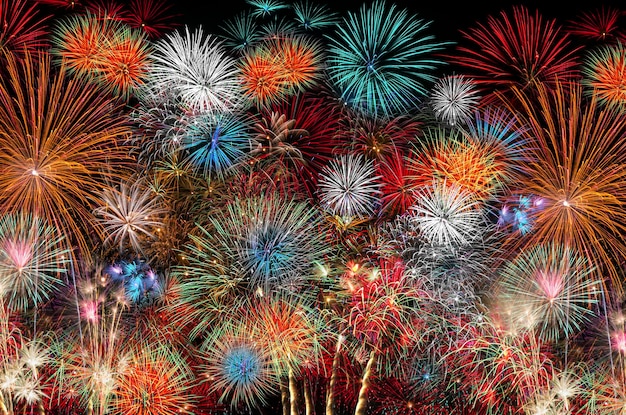 Vista de alto ángulo de la exhibición de fuegos artificiales por la noche