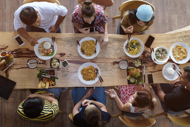 Vista de alto ángulo de la familia almorzando en la mesa
