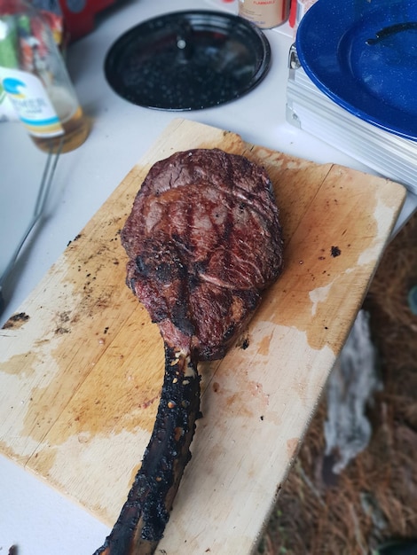 Foto vista de alto ángulo de un filete de carne de res en la tabla de corte