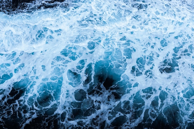 Foto vista de alto ángulo de un fondo abstracto azul con diseño de espuma marina vista apuntada por drones