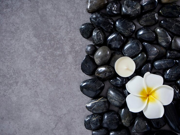 Foto vista de alto ángulo de frangipani en la mesa