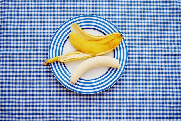 Foto vista de alto ángulo de la fruta en la mesa