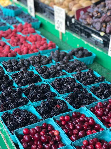 Foto vista de alto ángulo de las frutas en el mercado para la venta