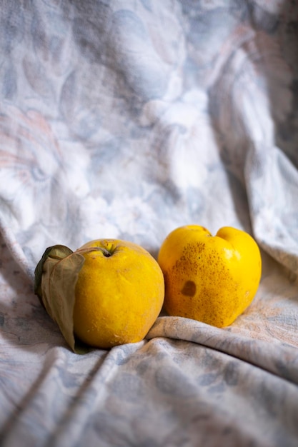 Foto vista de alto ángulo de las frutas en la mesa