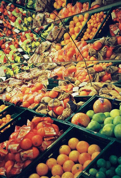 Foto vista de alto ángulo de frutas para la venta en el puesto de mercado