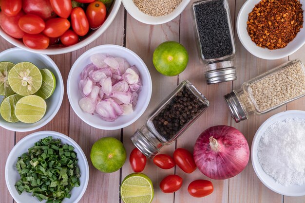 Vista de alto ángulo de frutas y verduras en la mesa