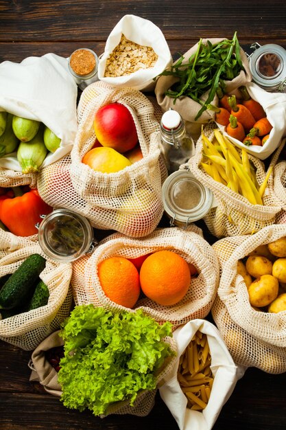 Vista de alto ángulo de frutas y verduras en la mesa