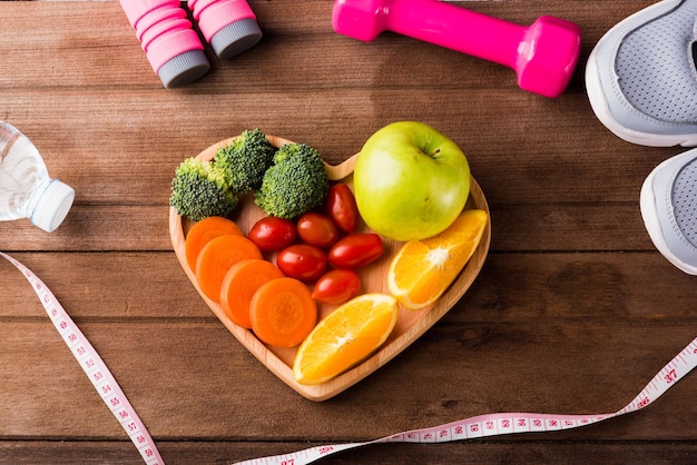 Foto vista de alto ángulo de frutas y verduras en la mesa