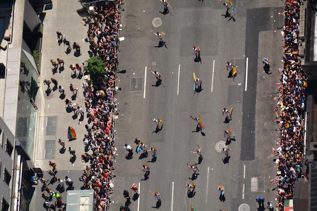 Foto vista de alto ángulo de la gente en la calle de la ciudad